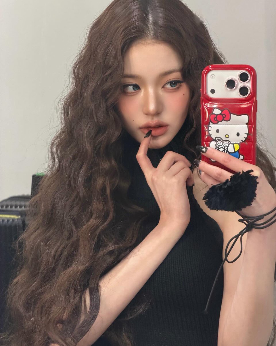 🗝️👚 ᕀ۫𓂋᜔˖  greeting my own reflection in the mirror once again. (𓂂ɞ̴̶̷ · ɞ̴̶̷𓂂）ഒ the curly hairstyle is a 10/10, currently living my mia thermopolis moment!