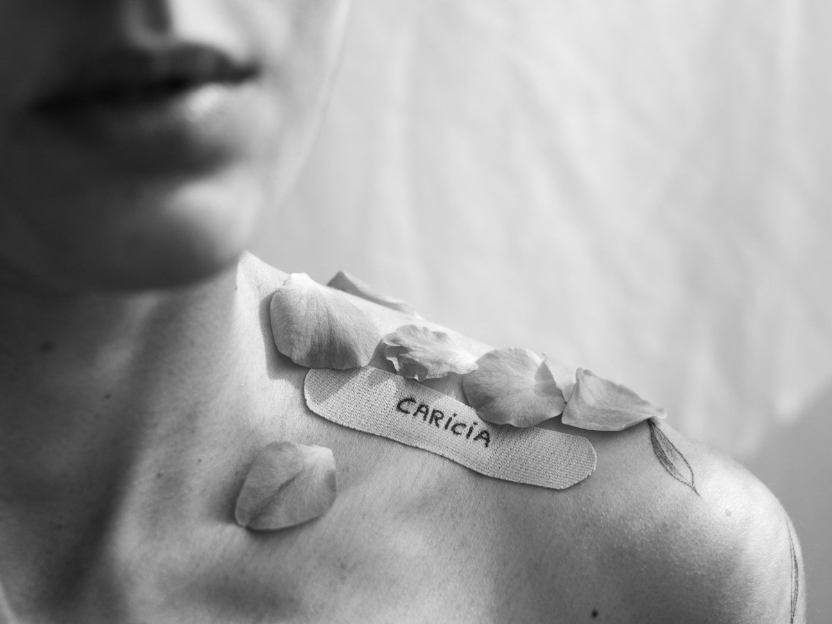 FotogalaFit's tweet photo. Entre pétalos y susurros los labios callan.
#artisticportrait #autorretrato #fineartphotography #visualpoetry #creativephotography #intimateportrait https://t.co/5p7pH7KjYd