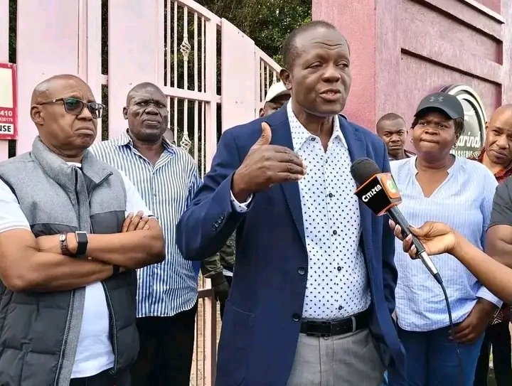 The former CS without Portfolio Raphael Tuju might be standing next to what is eating him. Look no further. 
#Tuju #Karen #SafariRallyNiYetu
