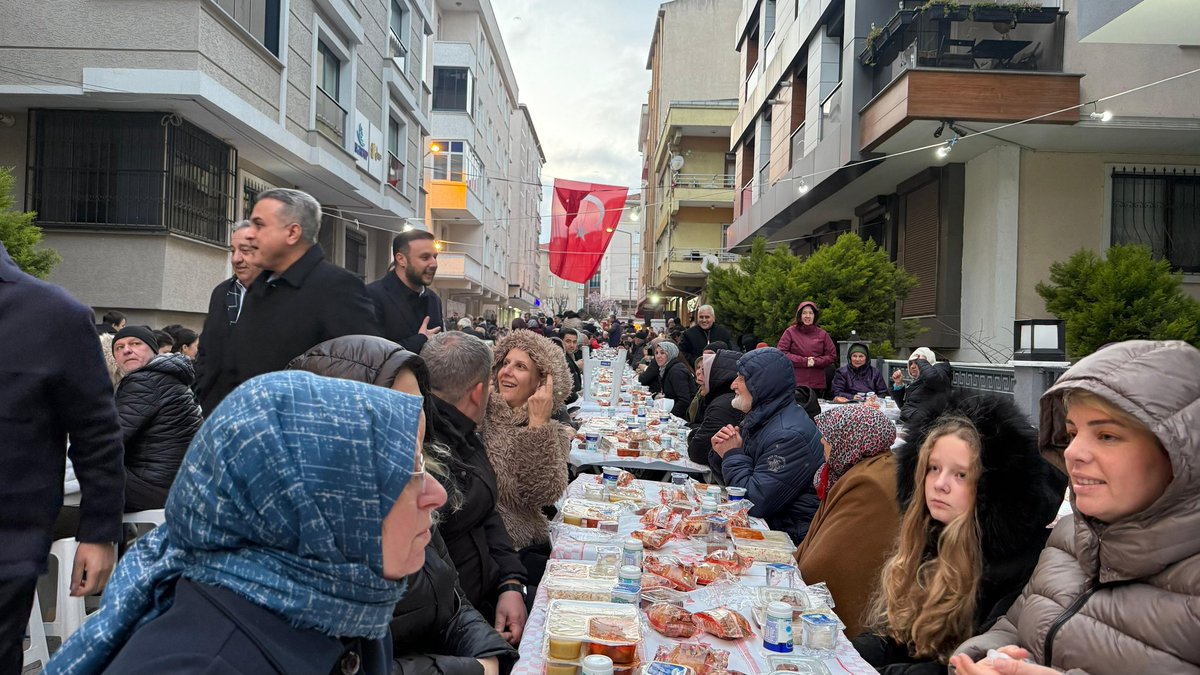 Bugun Sokak İftarına Davetliydik. 🌙

Küçükçekmece Kaymakamımız Sayın Mustafa Anteplioğlu, Milliyetçi Hareket Partisi Küçükçekmece İlçe Başkanımız Sayın Ekrem Sarısoy, önceki dönem ilçe teşkilat mensuplarımız ve Yönetim Kurulu üyelerimiz ile birlikte Yenimahalle’mizin geleneksel