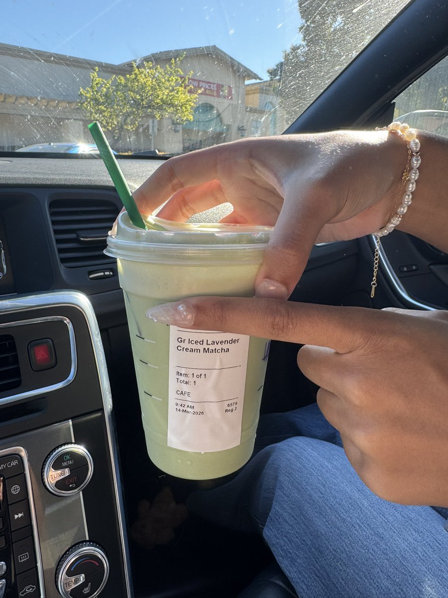 brendanfromaz's tweet photo. @Starbucks wtf is this i want my money back 💔💔 https://t.co/nZkHvyS4DO