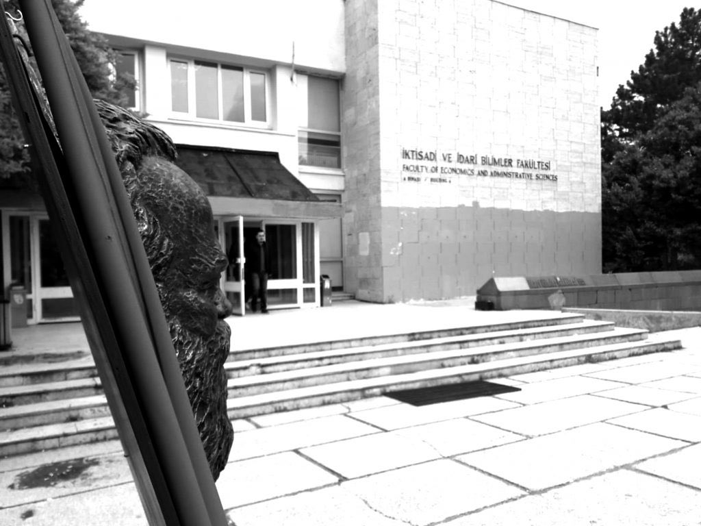 Marx’ın ölümünün üstünden 143 yıl geçti. Onun hayata ve insanlık tarihine ilişkin sunduğu fikirler ise hâlâ bize öğreti olmaya devam ediyor. 

Biliyoruz ki, büyük insanlık bu vahşi emperyalist sisteme karşı yeniyi, doğruyu ve ileri olanı yaratacak, sosyalizmi inşa edecek.