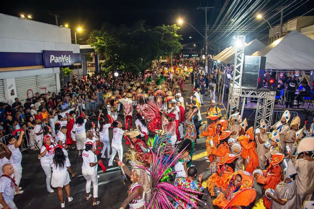 CEnfoco's tweet photo. Dia 14/3 tem Carnaval em Viamão com bloco Kizomba abrindo a noite e cinco escolas na disputa: Mocidade de Águas Claras, Império da Vila Planalto, Volta da Figueira, Barão do Upacaraí e Vila Esmeralda. A Vila Isabel participa como convidada. Leia mais: https://t.co/z2S8ms5GsY https://t.co/wtDkSD9unr