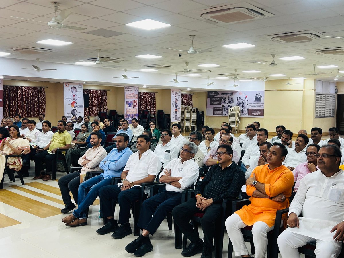 BJP4Mumbai's tweet photo. भाजपा मुंबई अध्यक्ष आ. @AmeetSatam जी यांच्या अध्यक्षतेत  नवनियुक्त मुंबई टीमच्या सदस्यांची संघटनात्मक विशेष बैठक झाली. यावेळी महामंत्री आचार्य @pawantripathi_ जी,  @Rajesh_Shirwadk जी, @BJPVinodShelar जी, @shwetaparulkar9 जी, कार्यकारणी सदस्य, विविध मोर्चा, आघाड्यांचे, सेलचे अध्यक्ष, संयोजक, जिल्हाध्यक्ष, पदाधिकारी उपस्थित होते.