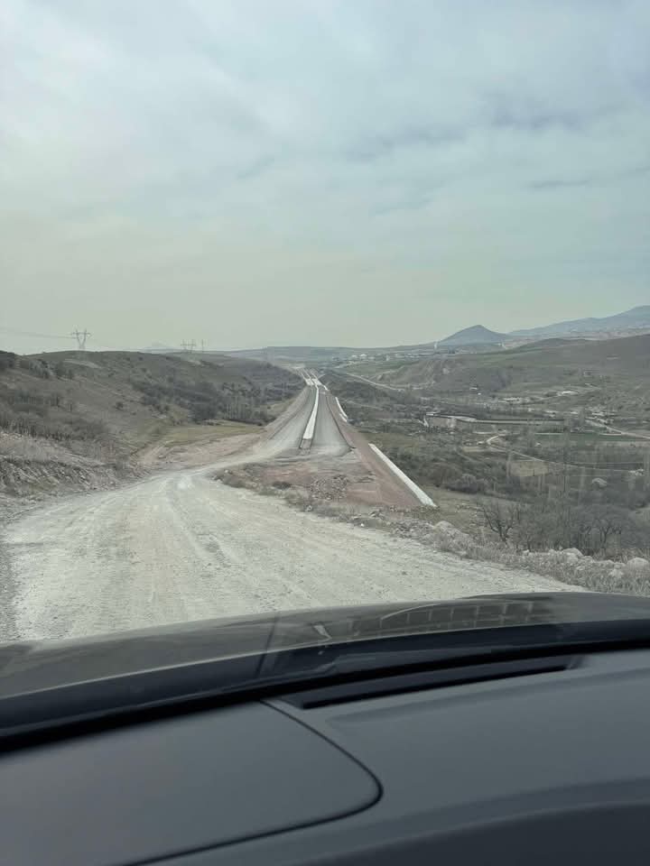 UzunogluYatirim's tweet photo. Nolacak burası böyle. Yol bitmedi paylaşım yapıyorsunuz birde. @KarayollariGM 
#Ankara #Yenikent #Temelli https://t.co/loL4rRnLVz