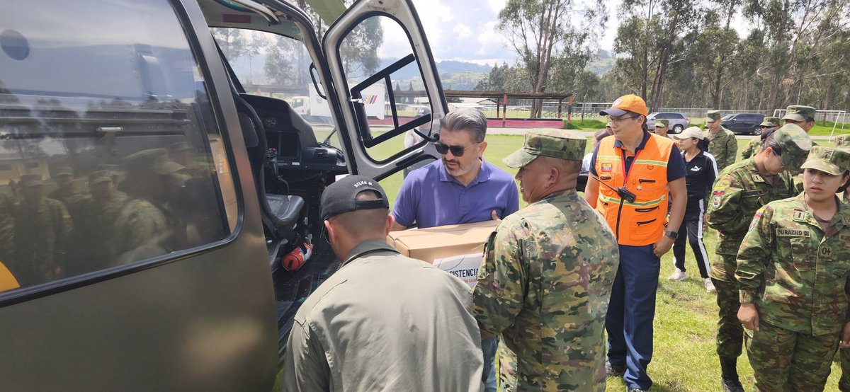 xbermudezlec's tweet photo. Ante las afectaciones por el temporal invernal, desde la @goberazuay, en coordinación con la secretaria de @Riesgos_Ec @CaroLozanoHaro y gracias al apoyo de @FFAAECUADOR y @EjercitoECU, se desplegó un helicóptero hacia #Chaucha para trasladar alimentos y medicamentos destinados a la población que se encuentra aislada.

El Gobierno del presidente @DanielNoboaOk ha dispuesto movilizar todo el contingente necesario para atender a las comunidades afectadas y brindar asistencia inmediata a la población.