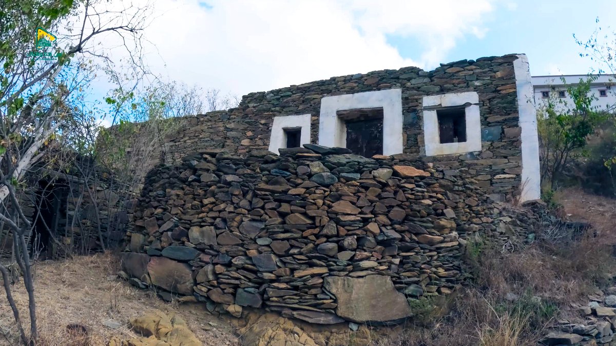 منزل تراثي في جبل غمرة بـ #رجال_ألمع يعكس جمال البناء والعمارة في الجبل.