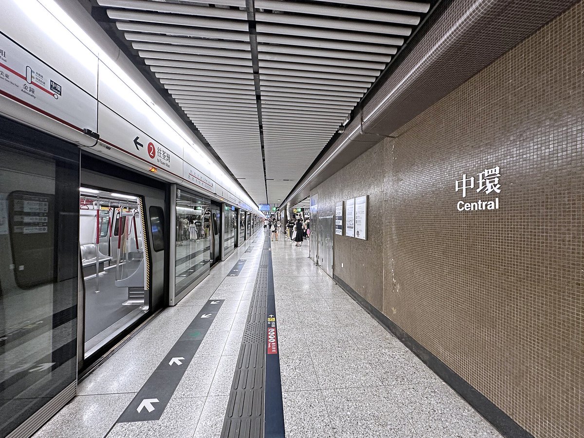 doctundz's tweet photo. @easy_jonathan Just lifted this photo of a platform in Hong Kong. Your argument made me think na oo nga no, those tactile tiles are meant to signal safety, lalo na for blind people kaya tactile. Then narealize ko na ganyan ba kalapit sa track yung mga tactile tiles sa ibang bansa? https://t.co/qFrdo6Arat