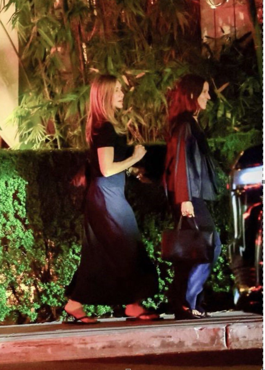 CarolAniston tweet media