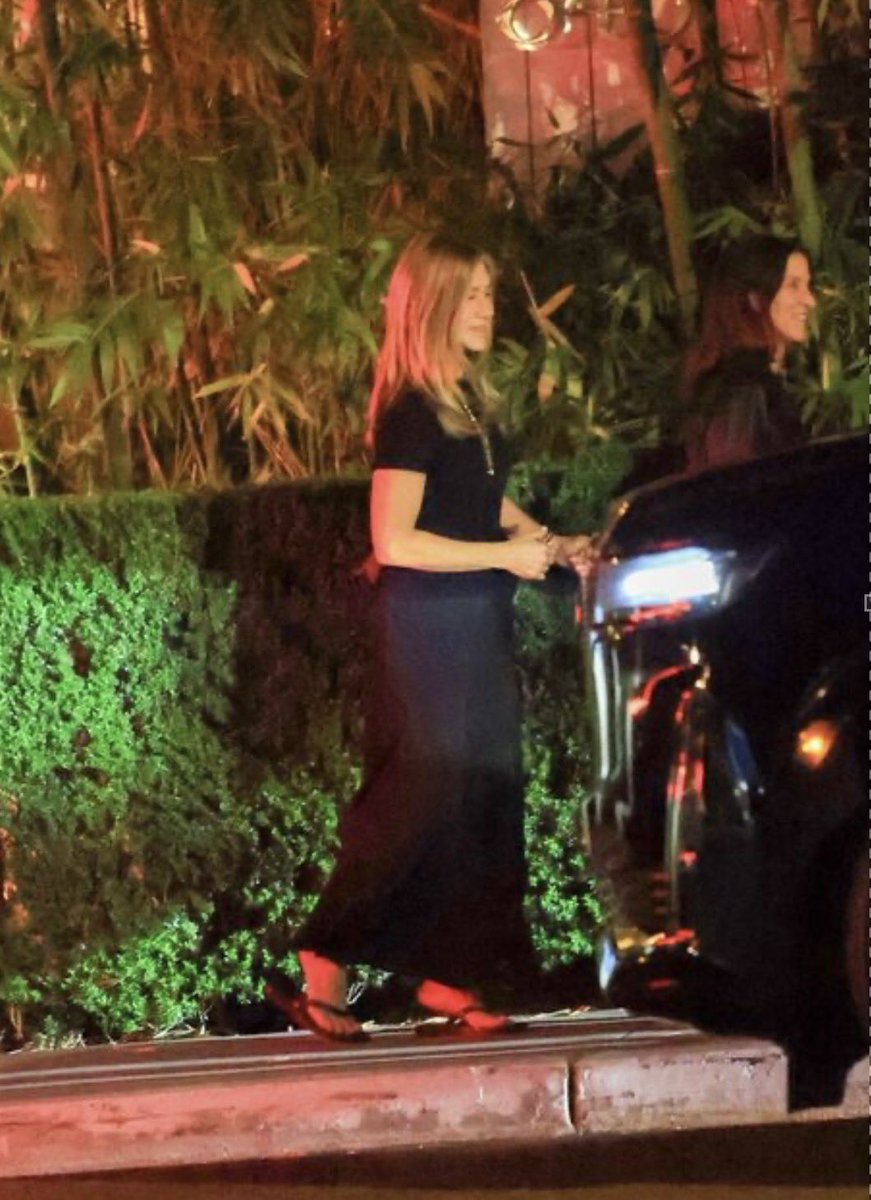 CarolAniston tweet media