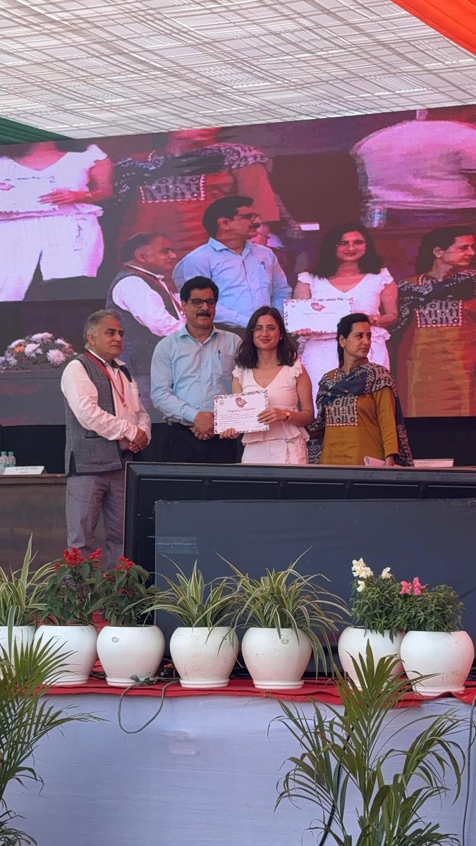 JMS1040197's tweet photo. Talent shines on #Day2 of @JammuVishwavidy. Parul Thakur, student of Department of Journalism & Media Studies @UniversityJammu, won 1st prize in #Extempore speaking on Youth’s role in revitalising literary #TraditionsofJammu. #PublicSpeaking #QuickThinking @PIB_India @YASMinistry https://t.co/4iA6UNnIgD