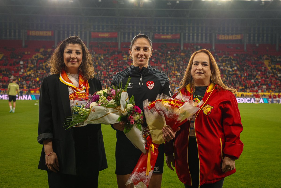 Kadın taraftar gruplarımız, karşılaşma öncesinde 22 yıl sonra Süper Lig’de ilk kez bir kadın hakemin orta hakem olarak görev alacağı müsabakayı yönetecek Asen Albayrak’a çiçek takdim etti.

#Göztepe