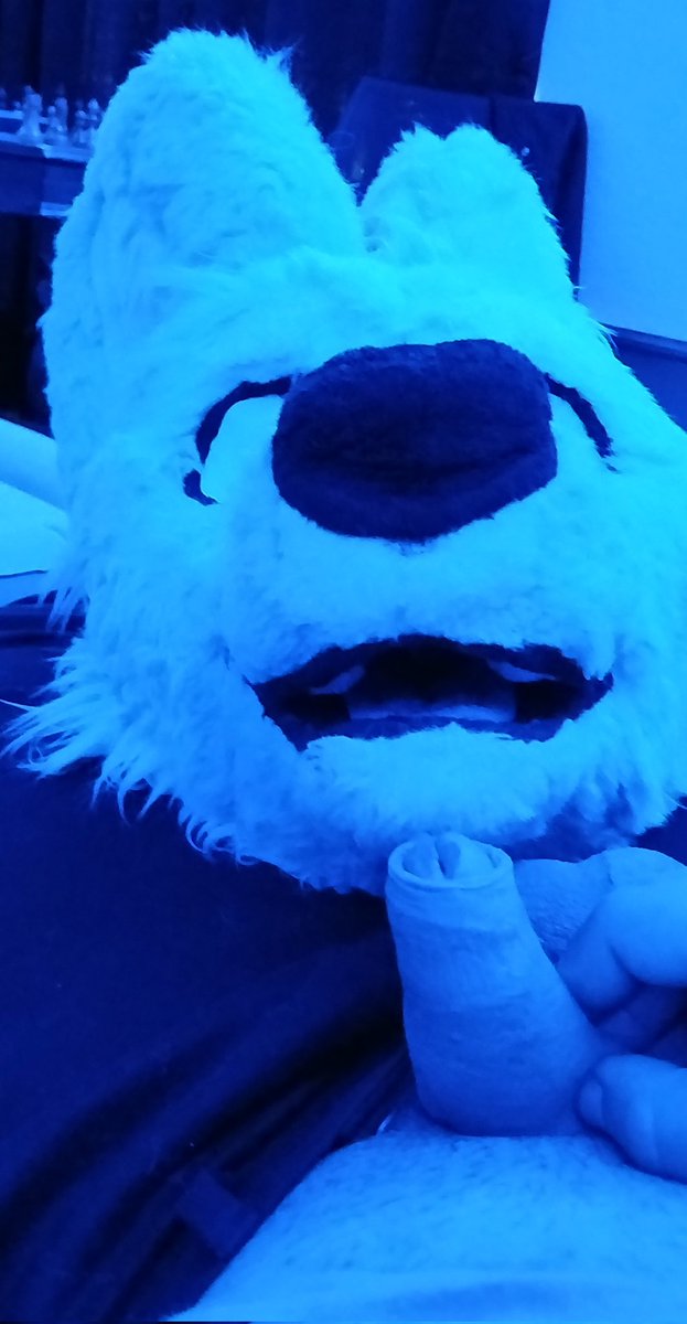 Me rn waiting for everyone to wake up lol

I'm still at the murrsuit party host's place waiting for him to wake up so I can say goodbye and then Uber home <3