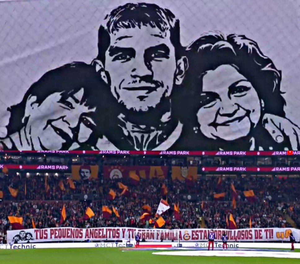 Lucas Torreira için özel pankart açıldı. Tüm stat Torreira tezahüratında bulunuyor.

Canıyla, başıyla her maç yılmadan mücadele eden küçük adam sen her şeye layıksın 💛❤️