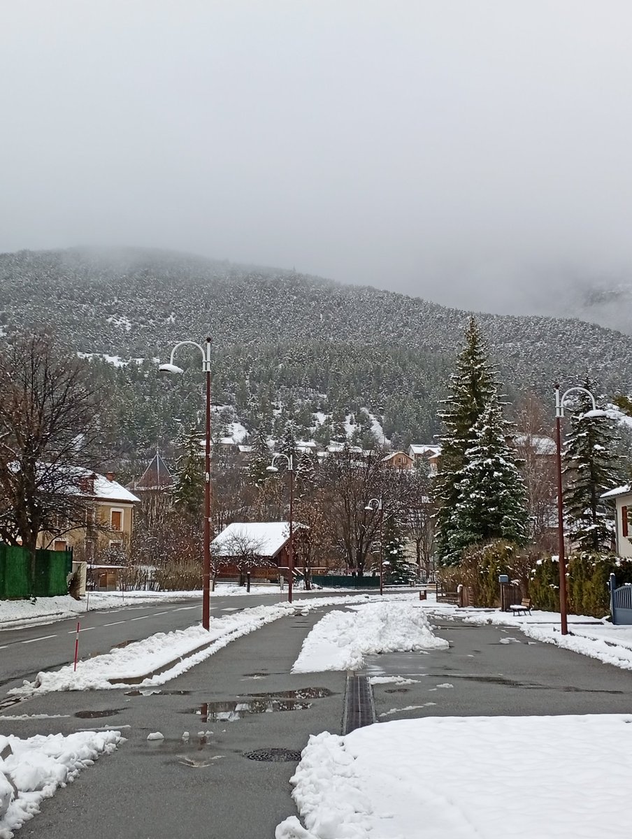 tomcabau's tweet photo. Mi Mars ça neige encore. J'aime ma vie à la montagne https://t.co/6W5E25VYhr