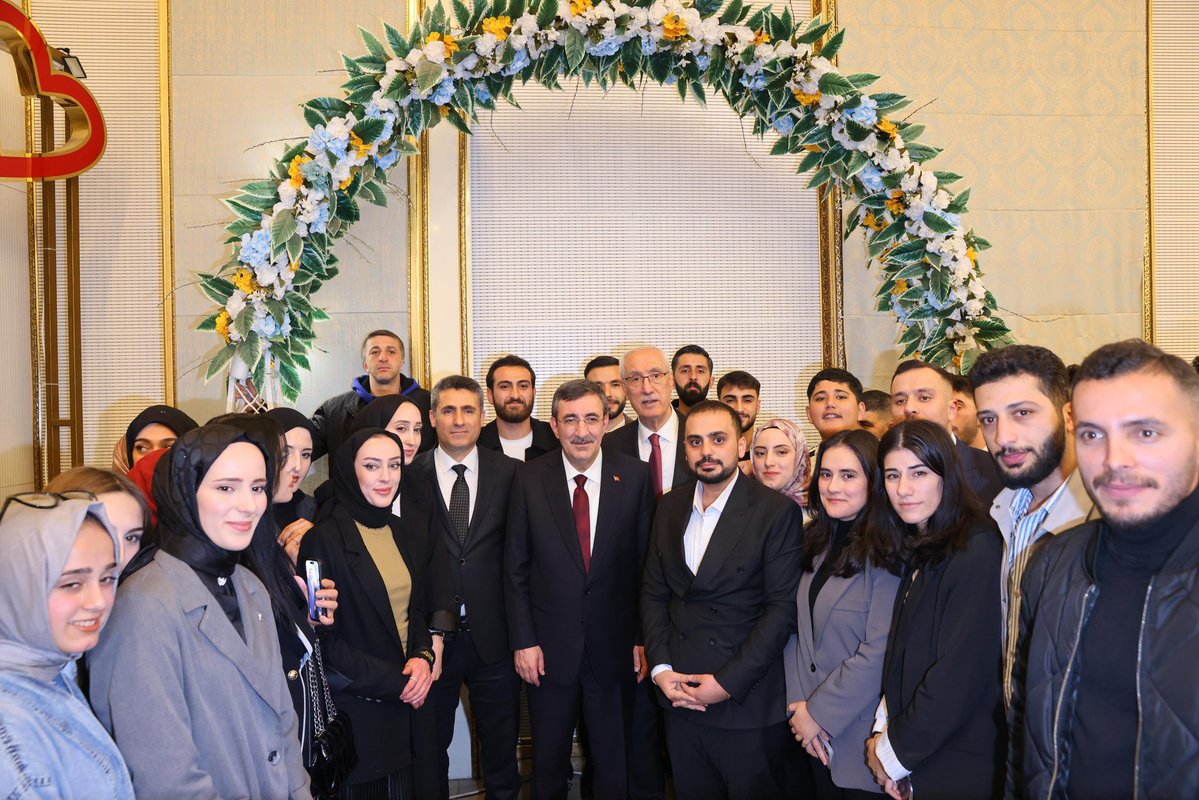 📍Bin Gönül Bir Sofra 
Bingöl İftar Buluşması

AK Parti Bingöl İl Başkanlığımızın düzenlediği iftar programında, Cumhurbaşkanı Yardımcımız Sayın Cevdet YILMAZ ve İlim Yayma Vakfı Mütevelli Heyeti Başkanı Sayın Necmeddin Bilal ERDOĞAN’ın katılımlarıyla kıymetli hemşehrilerimizle