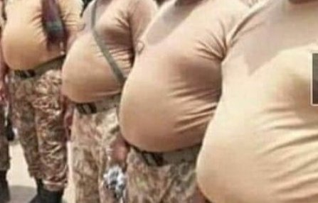 ویسے یہ عزت ہوتی بڑی ڈھیٹ اور ضدی قسم کی چیز ہے 😎

مثال کے طور پر،
ہزاروں بار لٹ کر بھی 
صبح لٹ کر 
شام کو لٹ کر
صرف 
ایک عدد غسل کے بعد 

نئے سرے سے پھر لٹنے کے لیے تیار ہو جاتی ہے 😊

افواج پاکستان اور عزت 
دونوں کی عادتیں آپس میں کتنا ملتی جلتی ہیں 😎