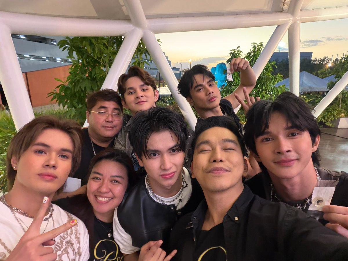 roxsantos's tweet photo. Congratulations to 1621 on your successful EP Launch at MOA Sky Eye! 

Congratulations as well to the StarPop team, 1MM, PPL, AMI, and the ABS-CBN Music team for making this event possible. 

Thank you to all our guest artists , DNA, AZTER, RAWN ANDREI, Kolette, and Bryan Chong https://t.co/0w3R2EtUjq