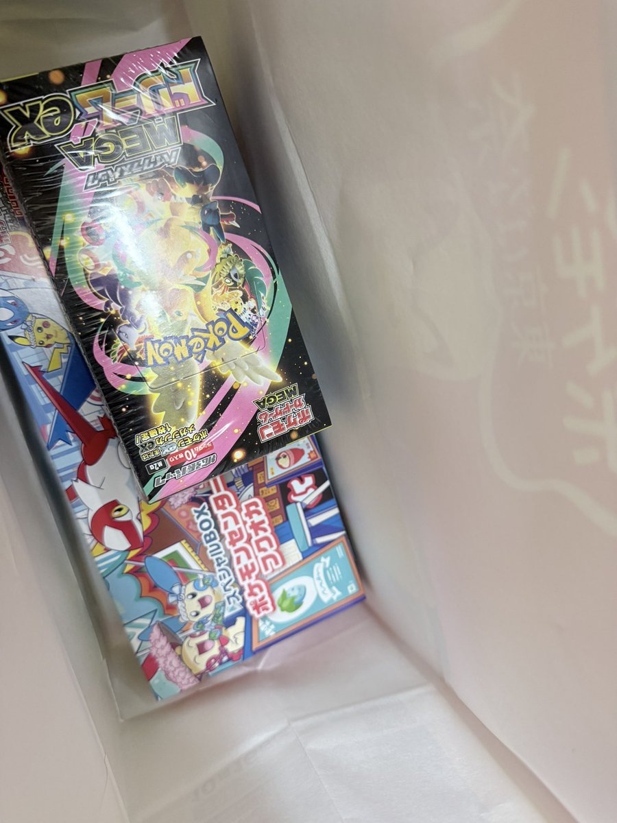 TN_SHIORI's tweet photo. お客様からお土産貰った💓
チョコクッキーサンドとポケカ🥰

フクオカいかつすぎない？(笑)
メガドリームも剥きすぎたから嬉しい✨
また私のコレクションが増えました🙏🏻

ちょっと喉の調子悪いし
明日も仕事やからぽこポケしながら寝よ…✌🏻 https://t.co/Mvx3yyTAOD
