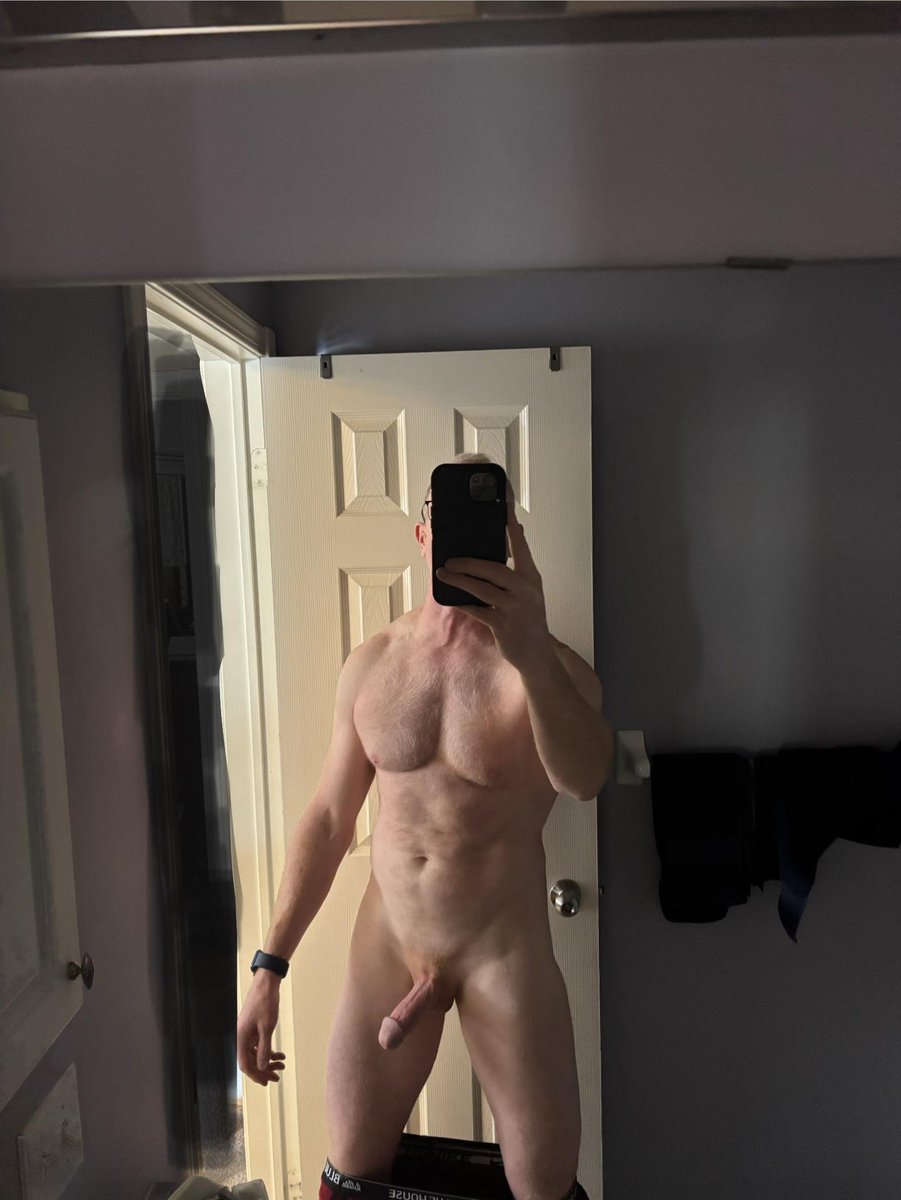 XNT7007's tweet photo. Dad's hidden folder had nude selfies in every mirror in our house 😆 https://t.co/aq7O9INBFA