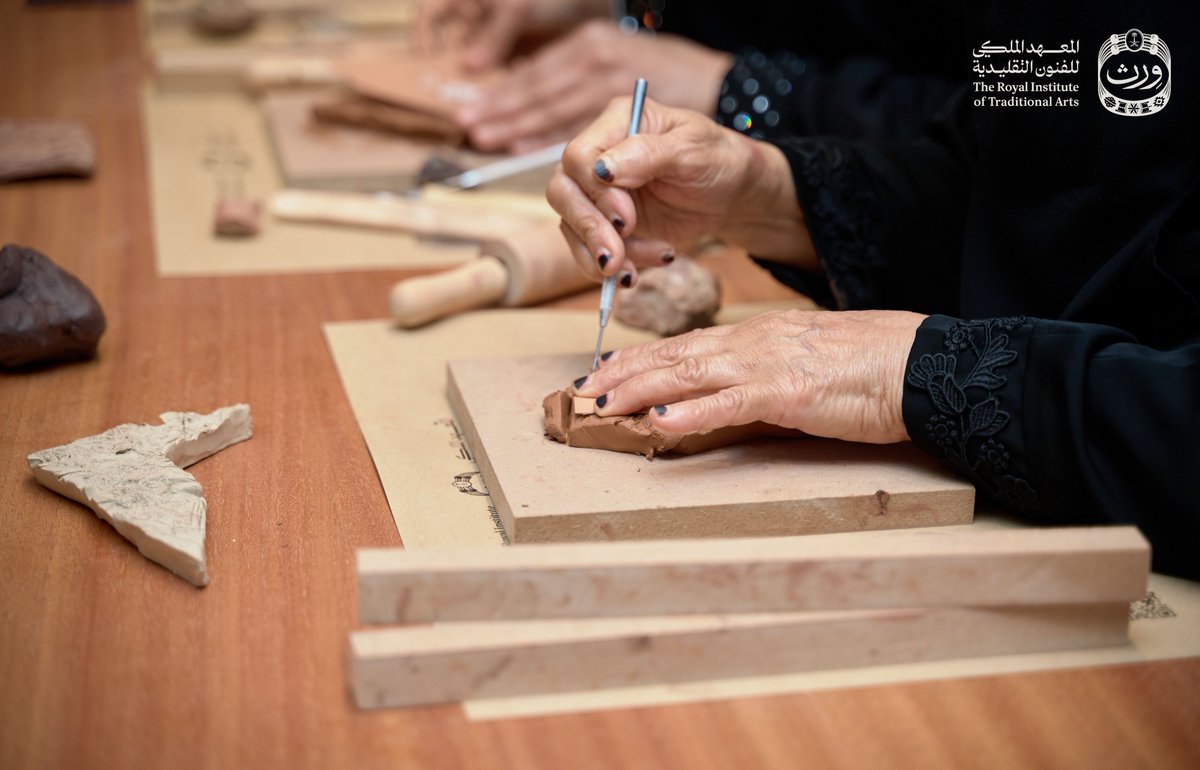 من جيلٍ إلى جيل، فنونٌ تقليديّة تتوارثها الأيادي 🇸🇦

ضمن ورش عمل #ليالي_وِرث_الرمضانيّة 🌙