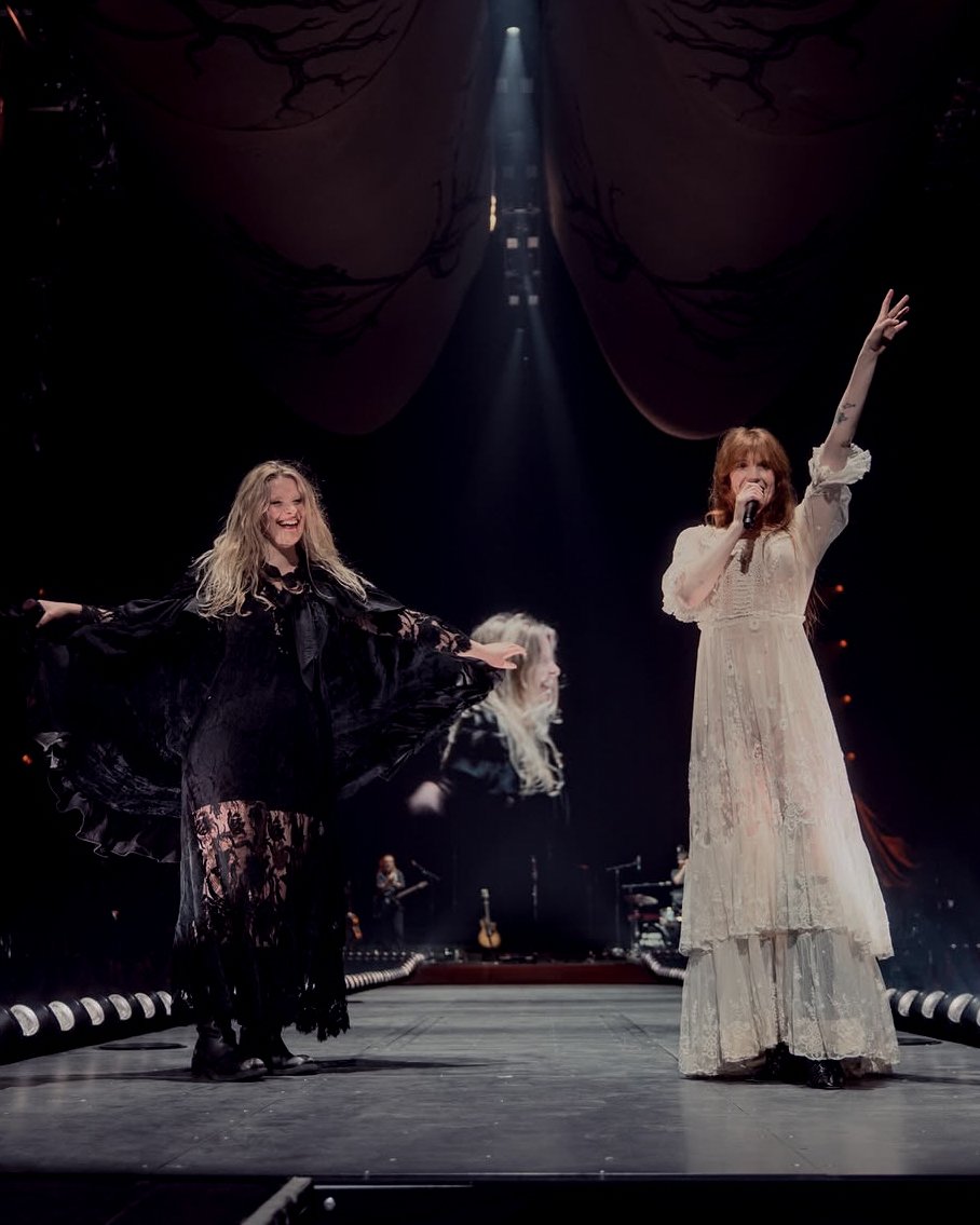 pics of florence welch 🪉 tweet media