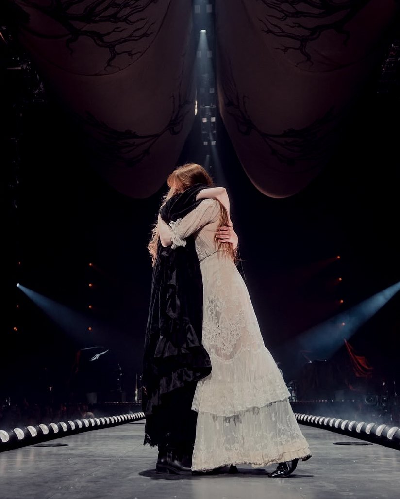 pics of florence welch 🪉 tweet media