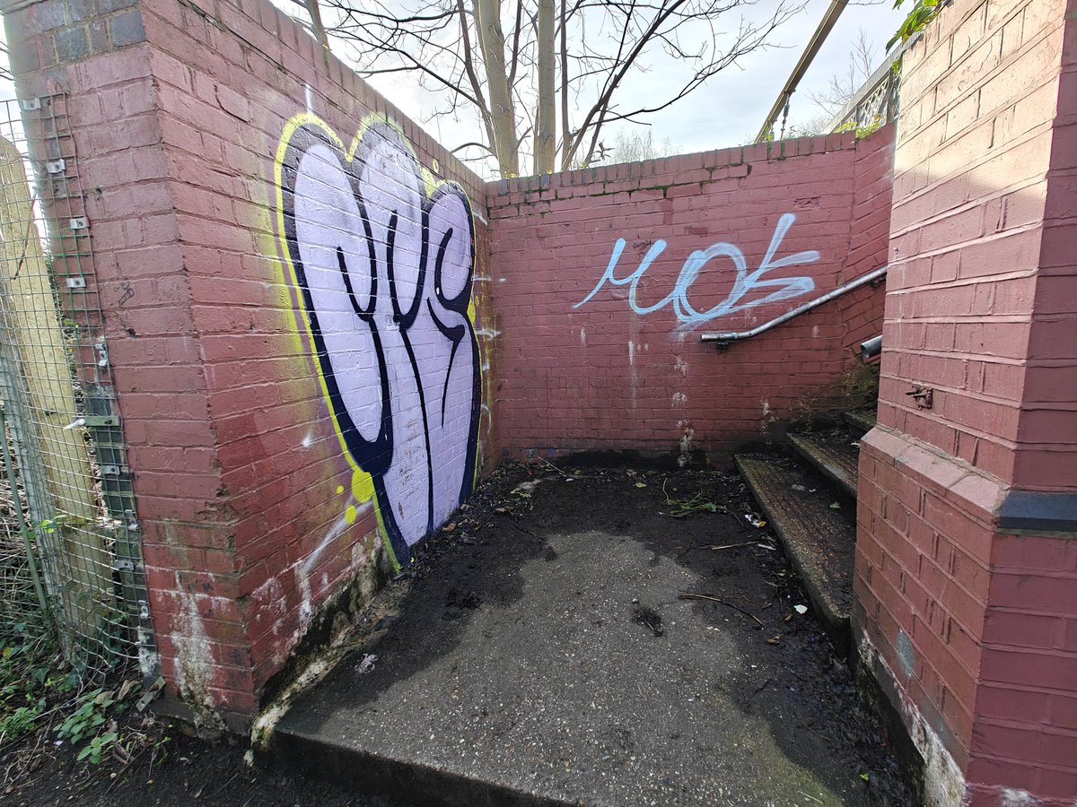 ColCivicSociety's tweet photo. #SeenReportedSorted
We reported a pretty large graffiti outbreak around the footbridge over the railway at Childwell Alley - one of #Colchester's ancient 'streets'.

The brilliant Neighbourhood team   at the City Council got it all sorted in a couple of days .

Thanks guys . https://t.co/QWCbDVUJXl