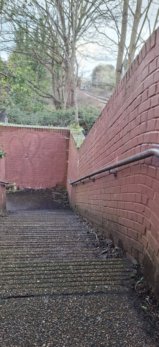 ColCivicSociety's tweet photo. #SeenReportedSorted
We reported a pretty large graffiti outbreak around the footbridge over the railway at Childwell Alley - one of #Colchester's ancient 'streets'.

The brilliant Neighbourhood team   at the City Council got it all sorted in a couple of days .

Thanks guys . https://t.co/QWCbDVUJXl