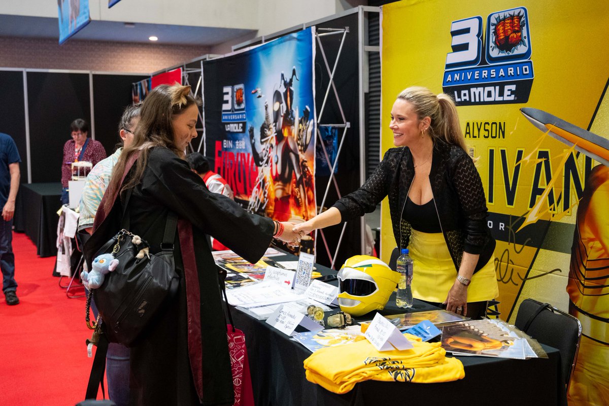 lamolemx's tweet photo. 💛⚡ Este sabadito toca que hagas mórfosis con Alyson Kieperman, nuestra invitada del universo #PowerRangers. ¡Ella te espera directo en su mesa para que consigas su firma y su foto! 😎 Búscala en el #TalentAlley (planta baja) de #LaMole30. https://t.co/nb3aFJfjTv