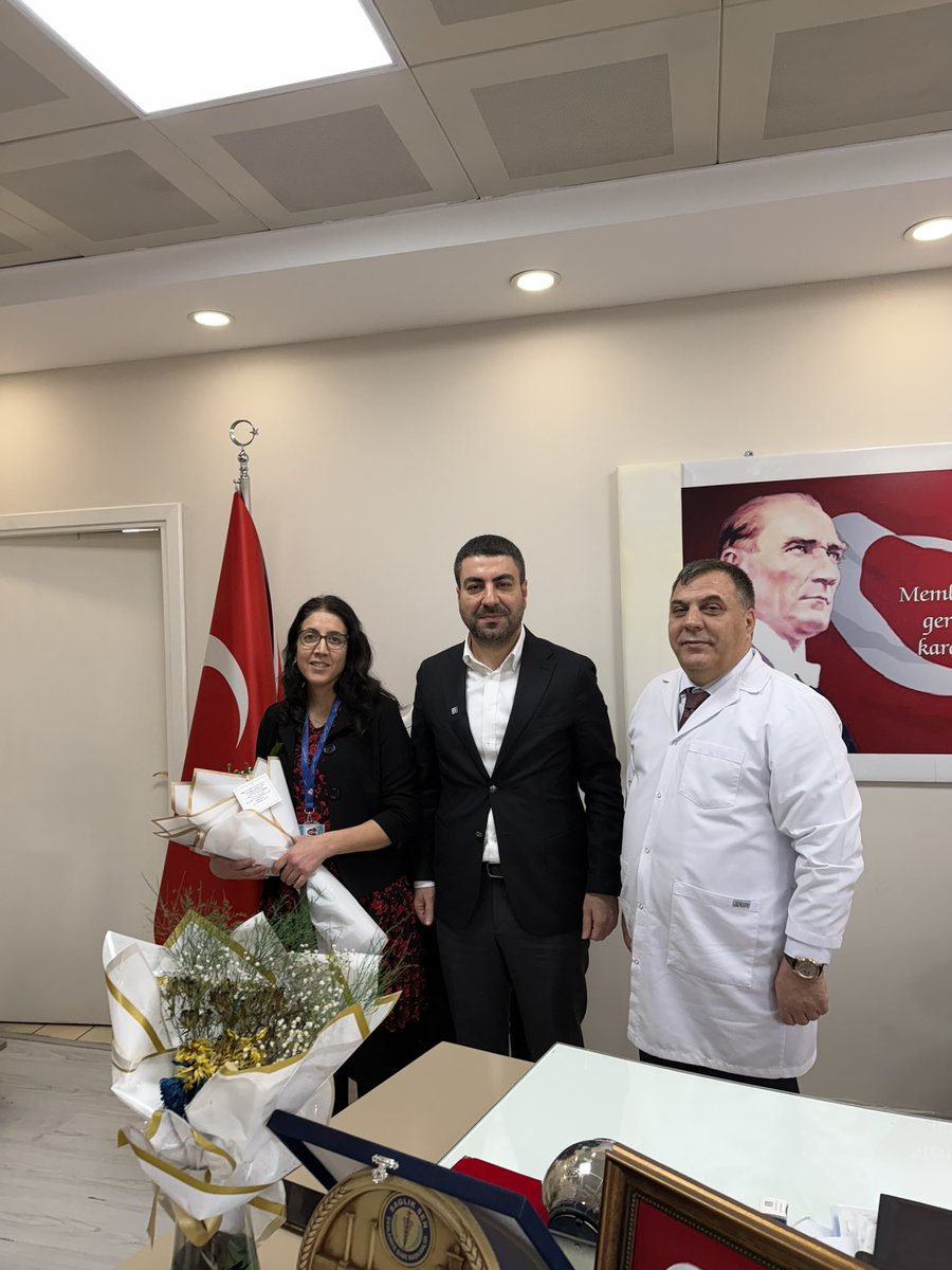 avomerakaltun's tweet photo. Başkanımız Sayın Av. Orhan Çelik, gençlik kolları başkanımız M. Fatih Bozdağ ve Başkan Yardımcılarımızla , 14 Mart Tıp Bayramı vesilesiyle Şanlıurfa Balıklıgöl Devlet Hastanesi Başhekimi Uzm. Dr. Ahmet Hamdi Peltek’i ve hastanemizde görev yapan kıymetli hekimlerimizi ziyaret ettiler.
İnsana dokunan, hayat kurtaran ve gece gündüz demeden fedakârca görev yapan tüm sağlık çalışanlarımız; milletimizin en büyük güvencelerinden biridir. Şifaya vesile olan tüm hekimlerimize ve sağlık emekçilerimize gönülden teşekkür ediyor, 14 Mart Tıp Bayramı’nı saygıyla kutluyoruz.
@RTErdogan @bybekirbozdag
@abuyukgumus @hakanaksu058 @farukaytek @milhamigunbegi @avorhancelik @FBozdag63 
#RamazandaŞanlıurfa
#MilletimizleYolumuzBir