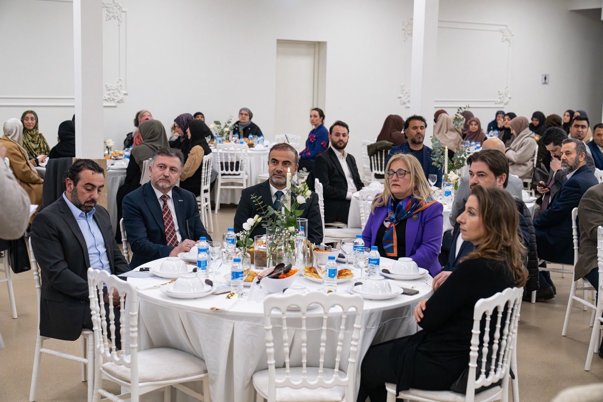 nifonline's tweet photo. Tijdens onze iftaravond stonden ontmoeting en verbondenheid centraal. Samen verbraken we het vasten en versterkten we onze banden. 
Op iedere tafel lag voor onze gasten een leren pennenhoesje met een Naam van Allah (swt) die past bij het thema van de avond. 
#Ramadan #Iftar #igmg https://t.co/ALpG98Alps