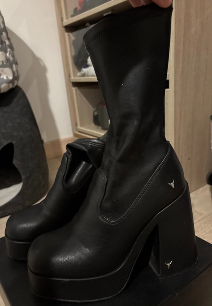 sheiiii0925's tweet photo. Vous aimez mes nouvelles bottes de dom?
#dominatrice
#moneyslave
#moneybaby
#moneymiss
#sugardaddy
#sugarbabies
#humiliation https://t.co/3tS1K6P4SX