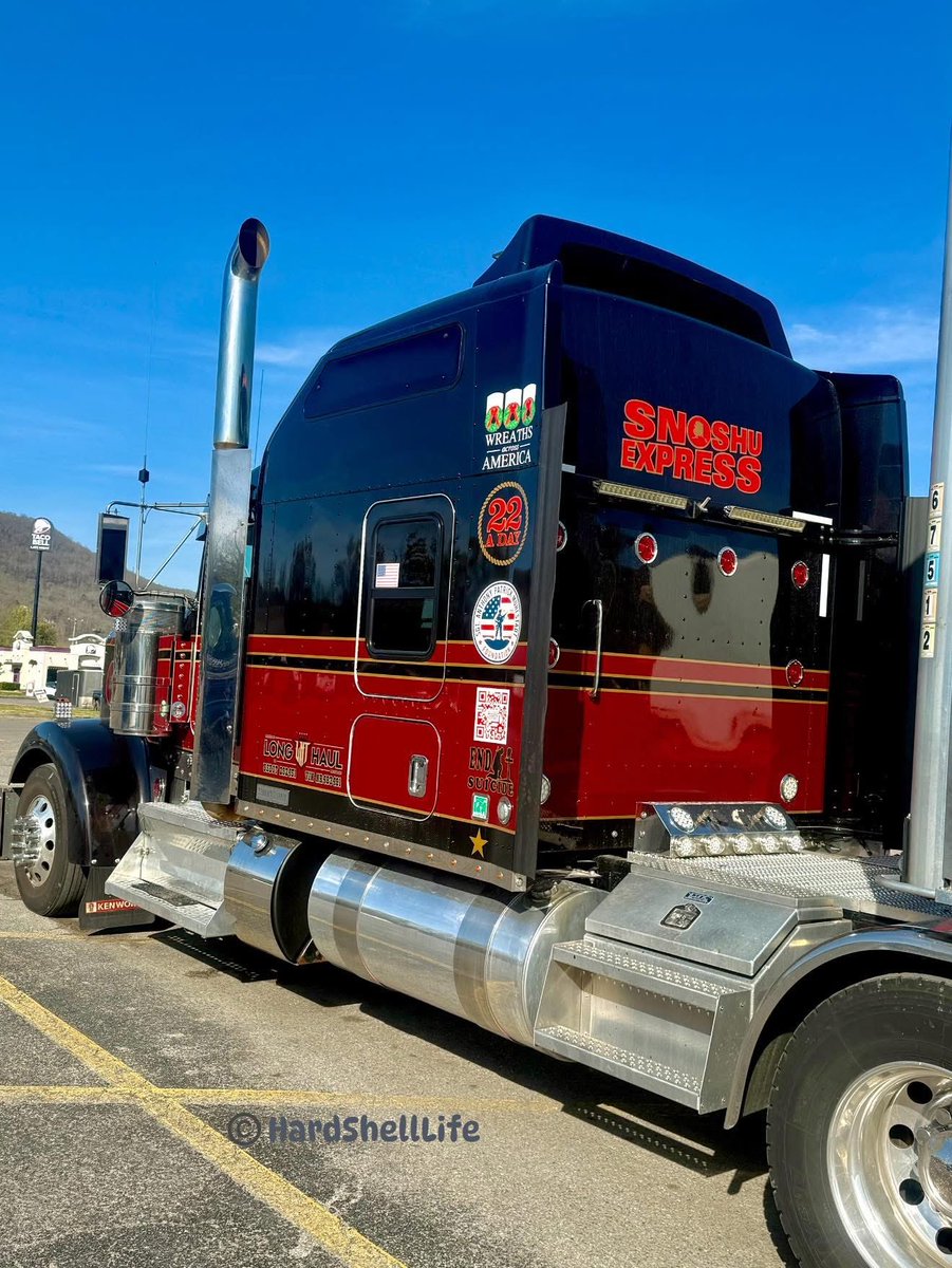 bobbi_mcgeeKY's tweet image. Ran into this custom Kenworth W-900 studio sleeper “SnoShu Express,” in Jasper, TN today, always nice to see a veteran trucker representing. #HardShellLife #Kenworth #TruckPix #snoshu #LongHaulTrucking