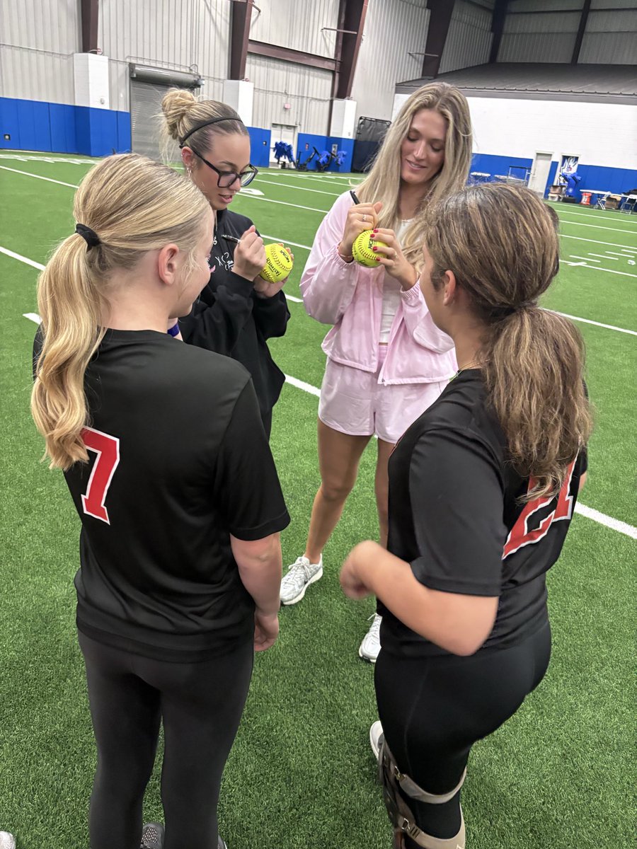 QuinnJAlexander's tweet photo. Awesome opportunity catching for my girl @EmmaBond356 at montanafoutscamp pitching clinic. Picked up great insights from @MontanaFouts and @sam_landry21 on pitcher support, communication, and the little details that make a difference behind the plate. 
@CatcherCartel @NationalEsparza @lsaathl @LSASoftball @recruitingArena @CoastRecruitsSB @ExtraInningSB @LineDsoftball @RecruitMatador @PrepSoftball @playsbigger @Get2CollegAth @AlabamaSB @OU_Softball 
#alwaystraining #catcher #nodaysoff #battery