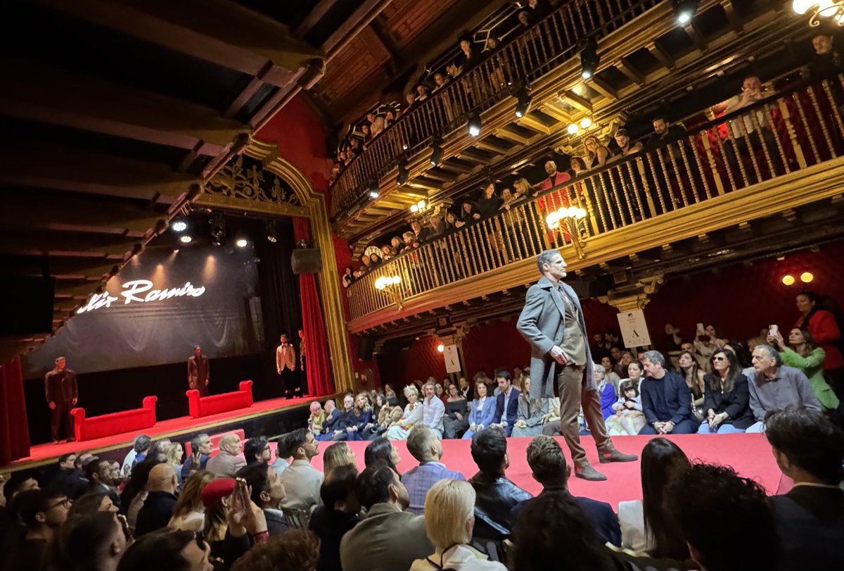 depacoserrano's tweet image. La moda de Félix Ramiro ha inundado hoy el Teatro Magno en cuatro magníficos pases teatrales con su imponente colección #Majestic. 

Gracias querida Pepa y @CreadoresACME por esta semana para la industria de la moda. ¡Enhorabuena, querido Félix!