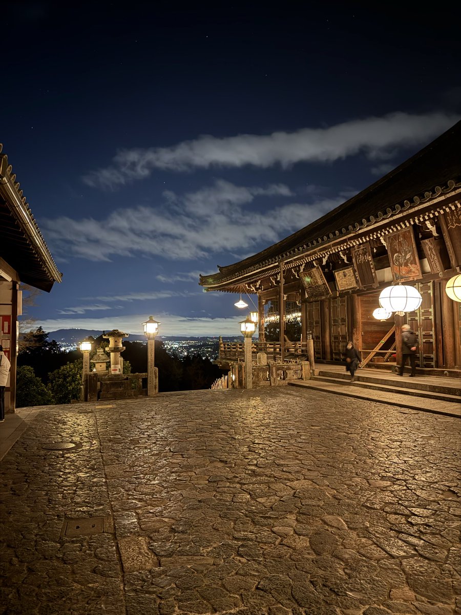東大寺修二会。
今夜も初夜から晨朝まで聴聞。
最後の名残りの晨朝、囁くようなしみじみとした声明が心にしみました…。
観音さまの慈悲が苦しんでいる人や悲しんでいる人、動物や植物にもあまねく行き渡りますように🙏