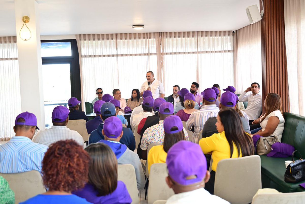 ¡Gran encuentro de dirigentes en Higüey en respaldo a Gonzalo Castillo! ⭐️

Miembros del Comité Central, presidentes de intermedios, regidores y representantes de importantes gremios —como la ADP, sindicatos de transporte y enfermeras— junto a líderes del sector externo, se