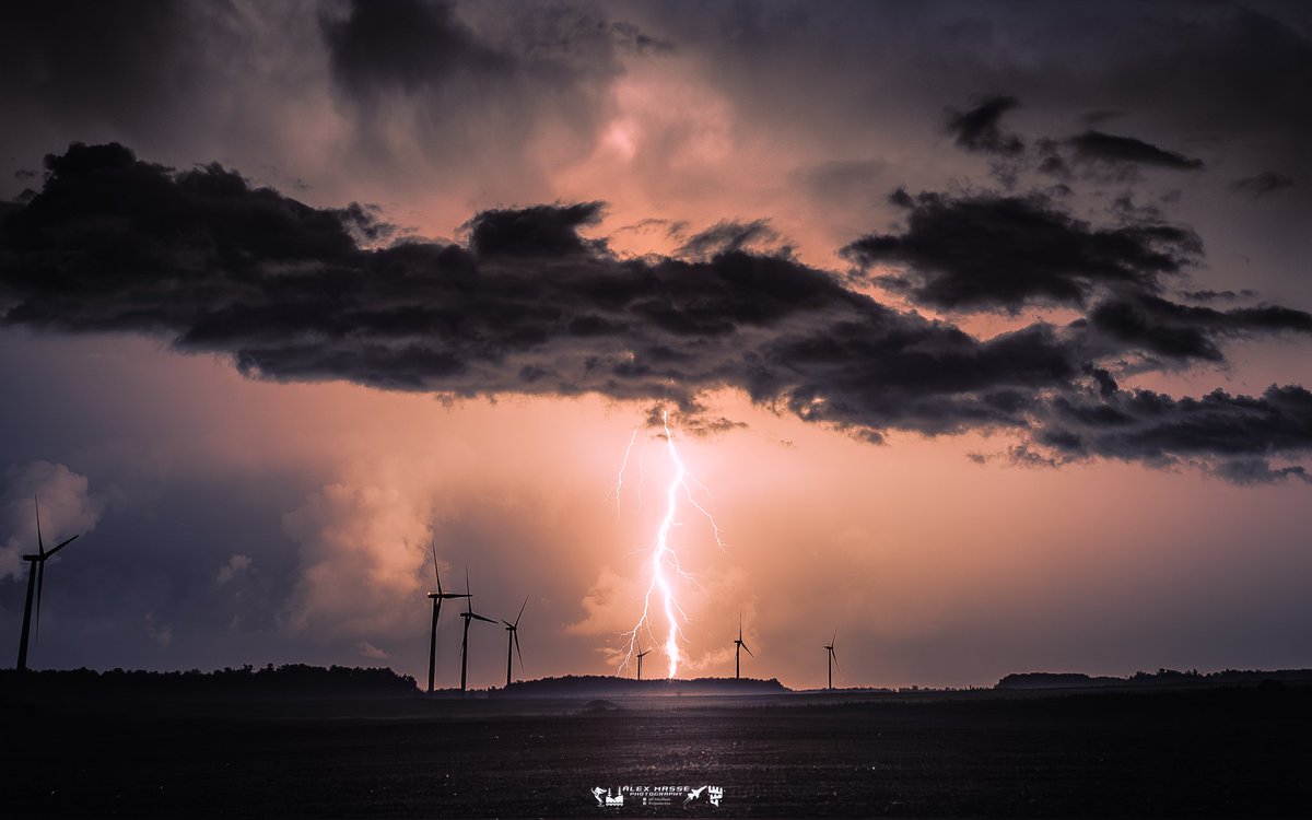 CAlexMasse's tweet image. Good size branchy bolt that I coaxed back from being nearly blown out.
#lightning