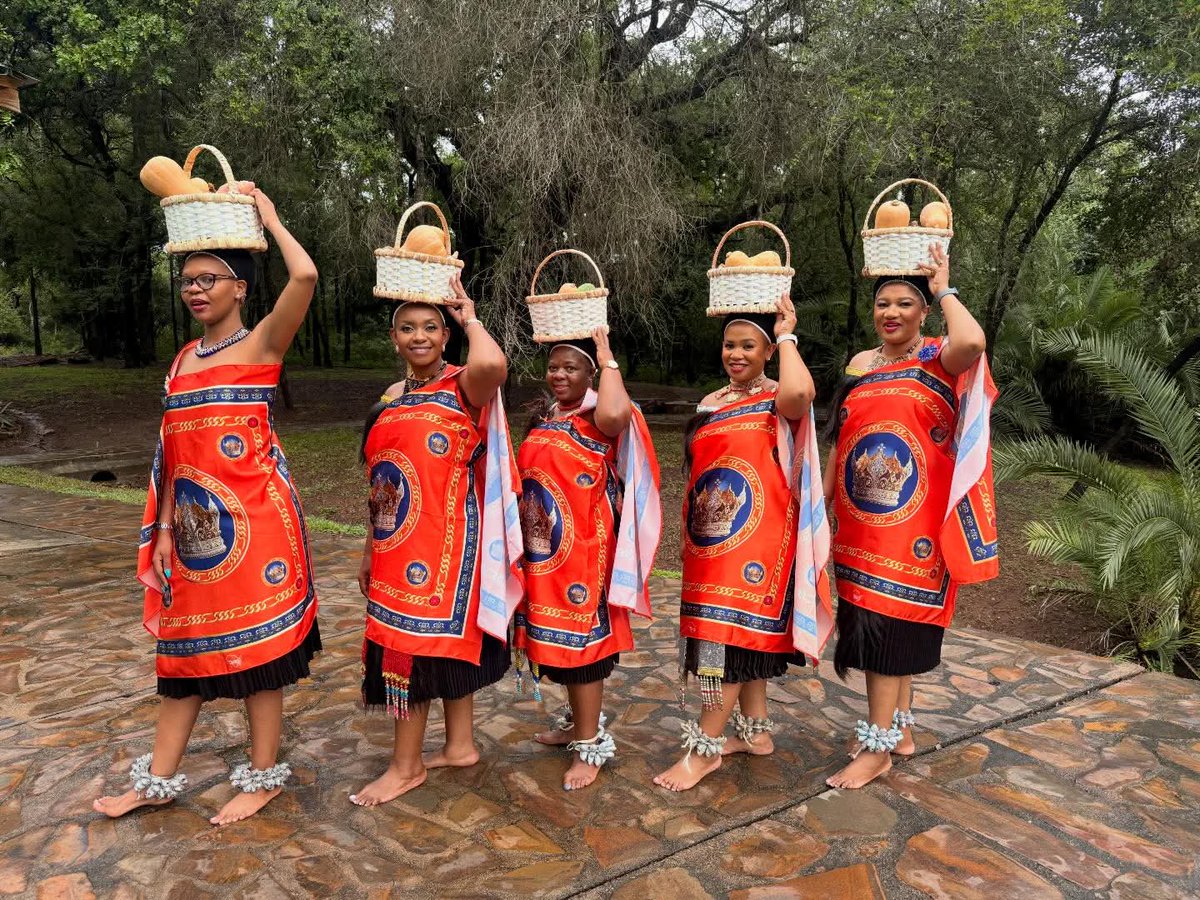 eswatinitourism's tweet photo. Welewelewele Tourism Authority 🦏♥️🫶
Eswatini Tourism Authority Lutsango clad in their traditional attire for the first day of the BUGANU Ceremony held at Hlane Royal Residence.
#eswatinitourism🇸🇿 #chooseeswatini #buganuceremony #marulafestival https://t.co/SQ1LwwPwOD
