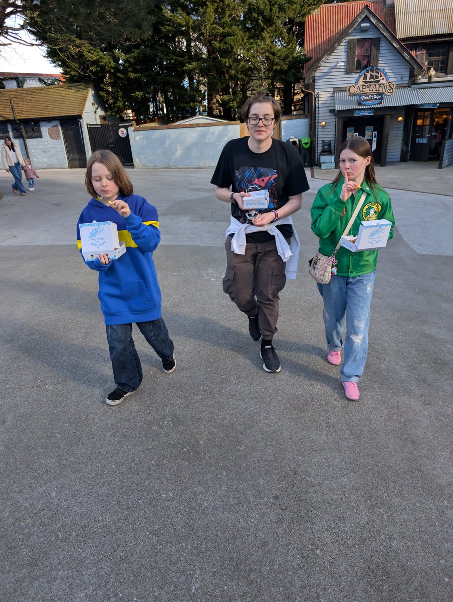 Chessington Buzz tweet media