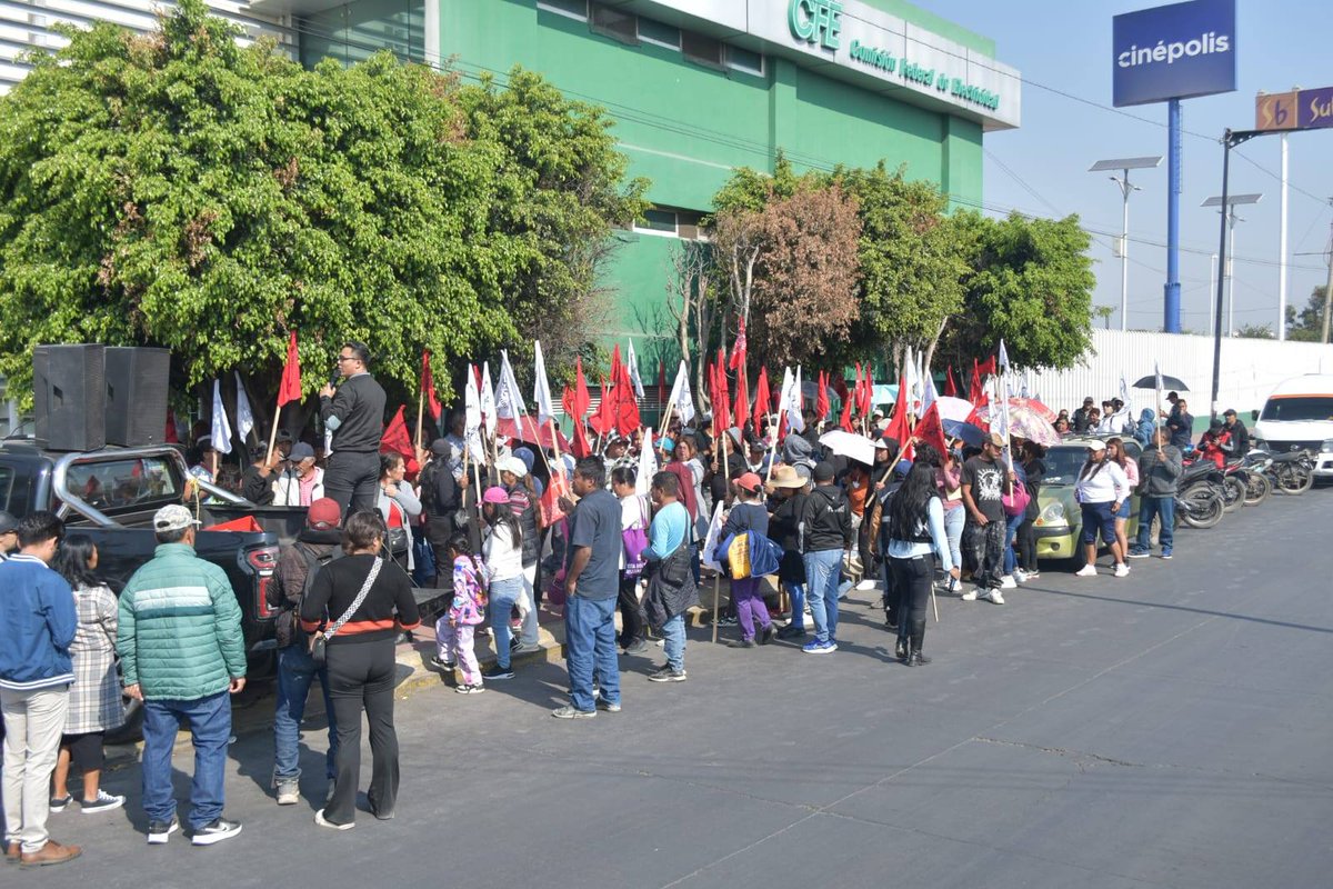 En Valle de Chalco, vecinos de la zona oriente del Estado de México realizaron un mitin frente a la CFE para exigir ampliación y regularización del servicio de energía eléctrica. Habitantes de Ixtapaluca, Chalco y Valle de Chalco pidieron instalación de transformadores