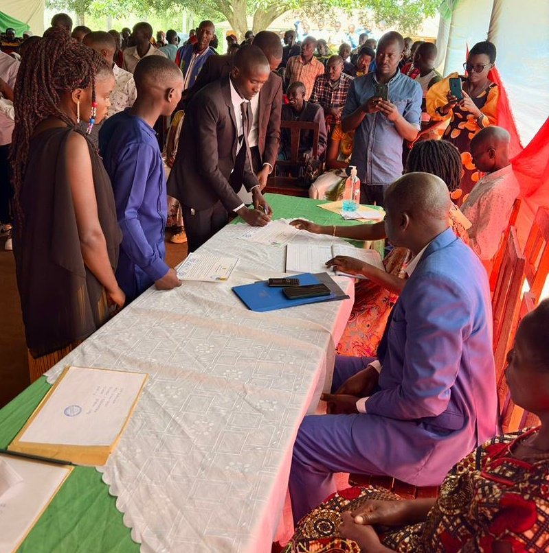 TELEVISIONTANG1's tweet image. 2/5. Abo banyeshure bakaba bakurikiranye inyigisho mu bisata bikurikira: 
* #Bâtiments et #Travaux #Publiques 🚧🏗️
* #Ebénisterie🔨🪚
* #Couture✂️🧵 🪡
* #Elevage 🐄🐖🐐.