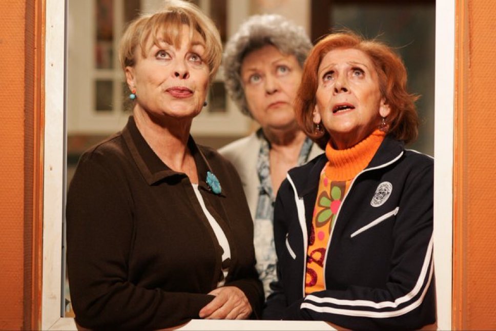 Última emisión de Radio Patio. 

Eternas Gemma Cuervo, Emma Penella y Mariví Bilbao❤️