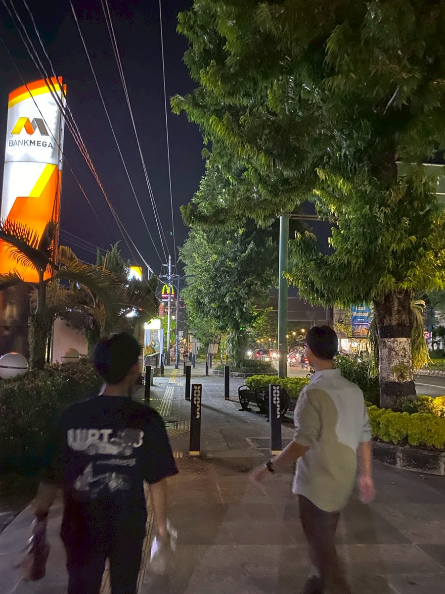 Teruslah berjalan, maka itu akan membawamu ke suatu tujuan. Entah kraton, tokyo, kuta, atau perempatan gramed