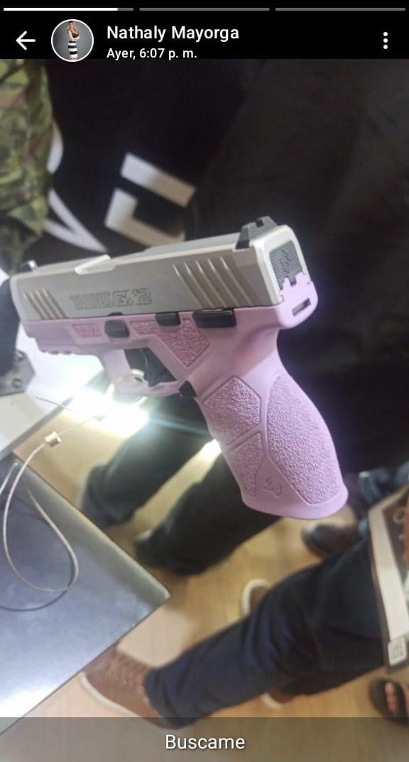 La intendenta de Los Ríos Nathaly Mayorga designada por Galo Lara pone en sus estados las armas con las q anda..

El asesino de Quinsaloma y sus pulilos NO podían defraudar.