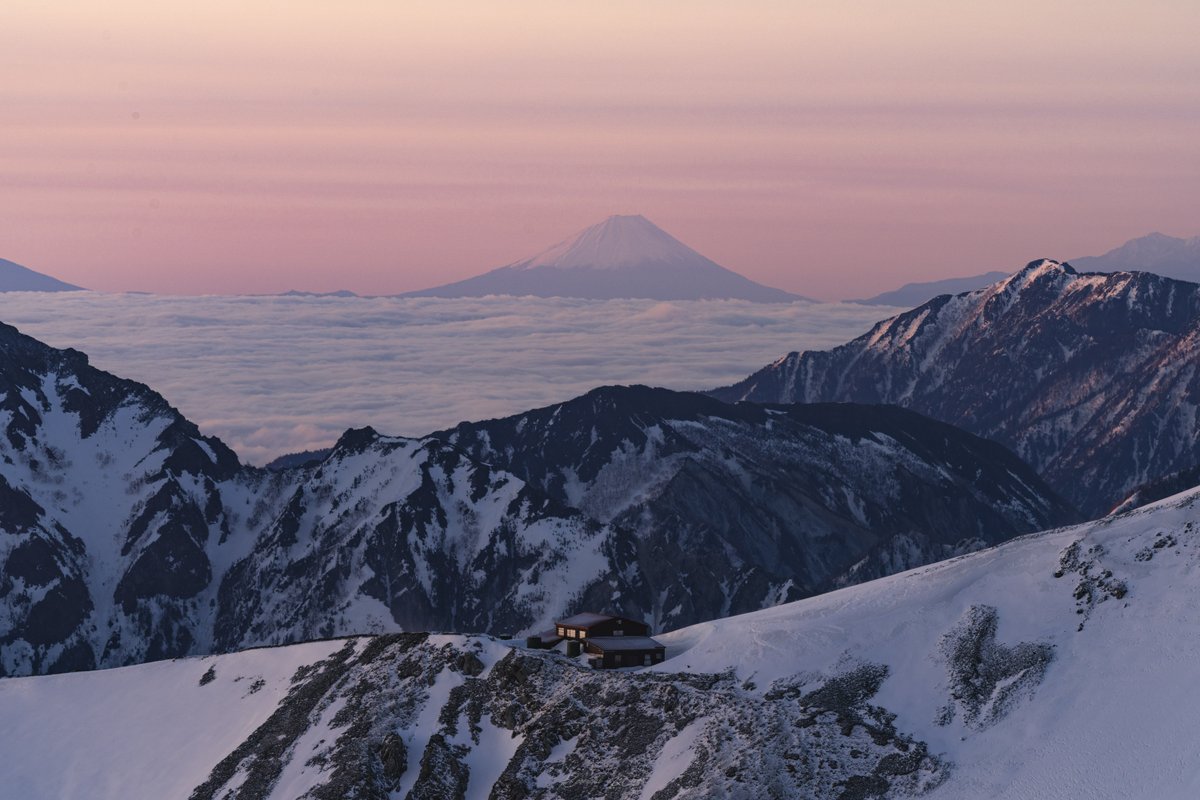 Kenichi_Wiz_'s tweet photo. 立山越しに見る富士の朝焼けが美しかった - 富山 - https://t.co/6upNHvqpAb