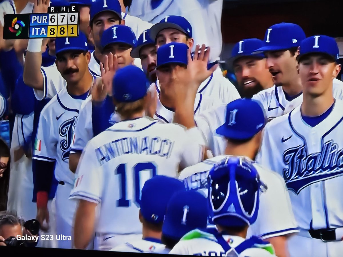 LapoDeCarlo1's tweet photo. Incredibile.
La #Nazionale italiana di #baseball batte per la prima volta nella storia anche # Portorico e va in semifinale.
Pazzesco. 

#Italia https://t.co/4mc6Ijx8uK
