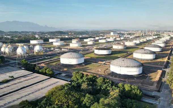 🚨 URGENTE: Petrobrás coloca refinarias para operar com 97% da capacidade, adia intervalos para manutenção e REJEITA aumentar o preço da gasolina!

Enquanto isso, as refinarias e as distribuidoras privadas ("vendidas" por Bolsonaro) subiram em 20% a gasolina!