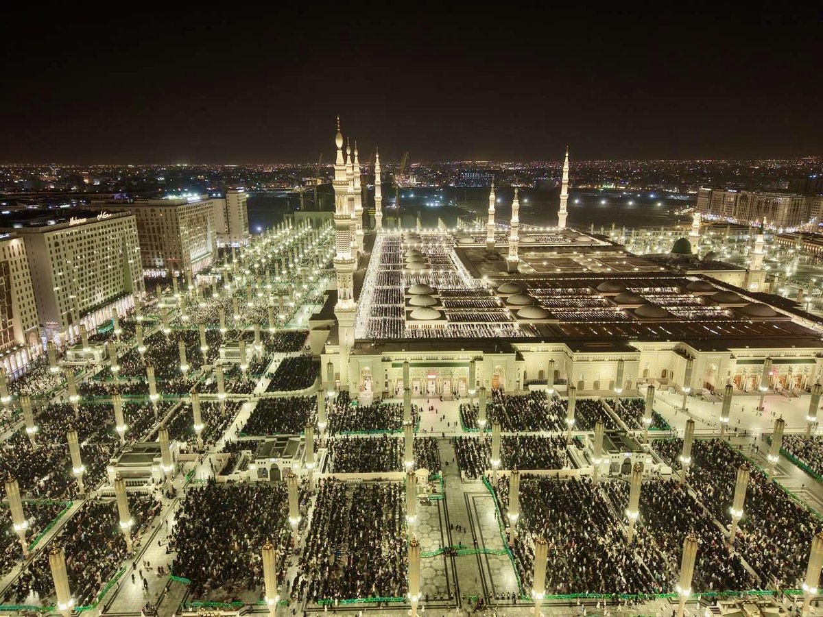 imarat_almadina's tweet photo. شرطة منطقة #المدينة_المنورة تواكب كثافة المصلين في رحاب #المسجد_النبوي ليلة 26 من #رمضان، ضمن جهودٍ متواصلة لتنظيم الحركة وخدمة الزوار والمصلين. https://t.co/QCWtoLMufS